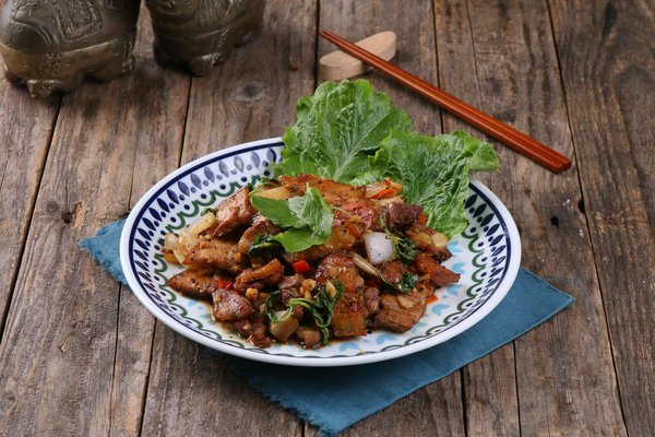 Cigar humidifier and essential accessories